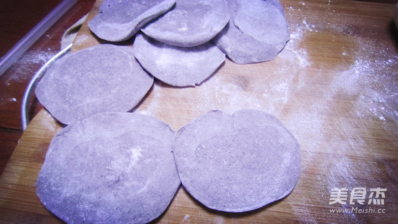 金钱<a href=/shicai/mimian/HeiMi/index.html target=_blank><u>黑米</u></a>面豆沙包的做法