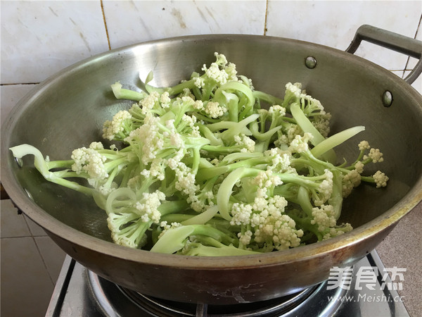 红椒炒<a href=/shicai/shucai/HuaCai/index.html target=_blank><u>花菜</u></a>的做法