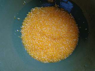 <a href=/shicai/mimian/YuMi/index.html target=_blank><u>玉米</u></a>渣<a href=/shicai/shucai/BaiHe/index.html target=_blank><u>百合</u></a>粥