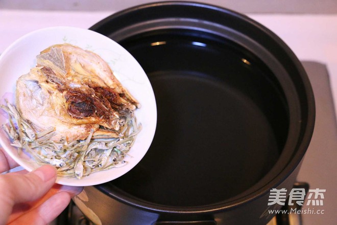 <a href=/shicai/shucai/HuangDouYa/index.html target=_blank><u><a href=/shicai/mimian/HuangDou/index.html target=_blank><u>黄豆</u></a>芽</u></a>明太鱼汤的做法