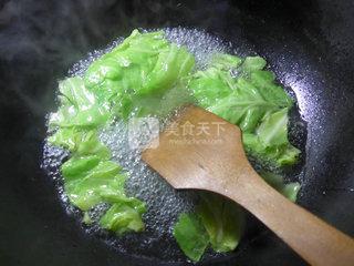 江白虾<a href=/shicai/shucai/YuanBaiCai/index.html target=_blank><u>圆<a href=/shicai/shucai/BaiCai/index.html target=_blank><u>白菜</u></a></u></a><a href=/shicai/mimian/NianGao/index.html target=_blank><u>年糕</u></a>汤