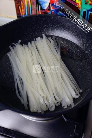 凉拌<a href=/shicai/mimian/HeFen/index.html target=_blank><u>河粉</u></a>