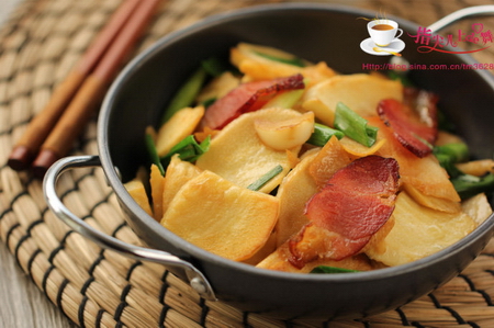 <a href=/shicai/rouqin/LaRou/index.html target=_blank><u>腊肉</u></a>炒<a href=/shicai/shucai/DongSun/index.html target=_blank><u>冬笋</u></a>的做法