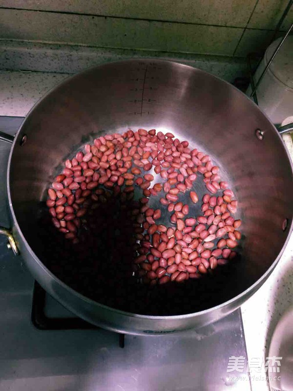 <a href=/shicai/guopin/HuaSheng/index.html target=_blank><u>花生</u></a>牛轧糖的做法