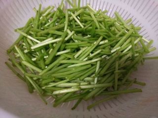 <a href=/shicai/shucai/LuHao/index.html target=_blank><u>芦蒿</u></a>炒<a href=/shicai/rouqin/XiangChang/index.html target=_blank><u>香肠</u></a>