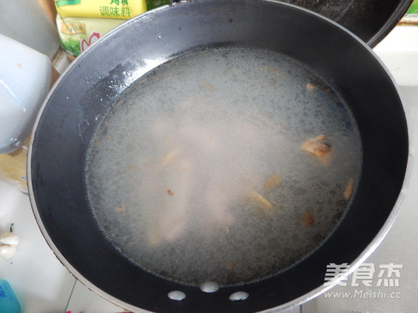 白<a href=/shicai/shucai/LuoBo/index.html target=_blank><u>萝卜</u></a><a href=/shicai/rouqin/LeiPai/index.html target=_blank><u>肋排</u></a>汤的做法