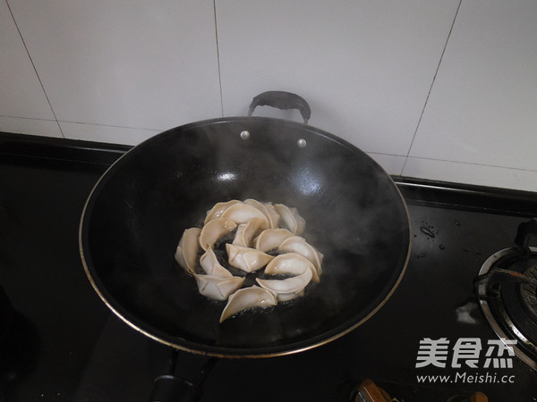 #圣诞节#<a href=/shicai/rouqin/JiDan/index.html target=_blank><u>鸡蛋</u></a>锅贴的做法