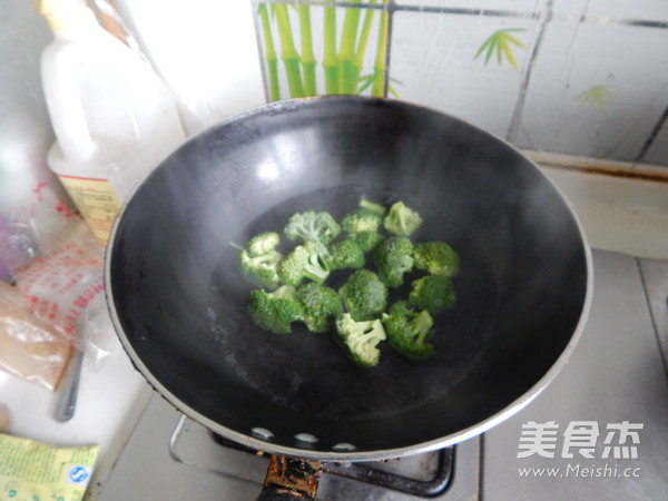 上汤<a href=/shicai/shucai/XiLanHua/index.html target=_blank><u>西兰花</u></a>的做法