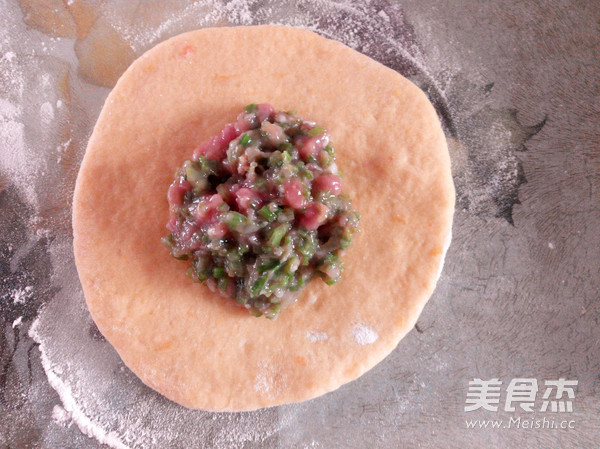 <a href=/shicai/shucai/HongShu/index.html target=_blank><u>红薯</u></a>馅饼的做法