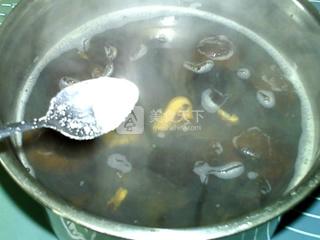 <a href=/shicai/shucai/XiangGu/index.html target=_blank><u>香菇</u></a><a href=/shicai/shucai/MuEr/index.html target=_blank><u>木耳</u></a>淡菜汤