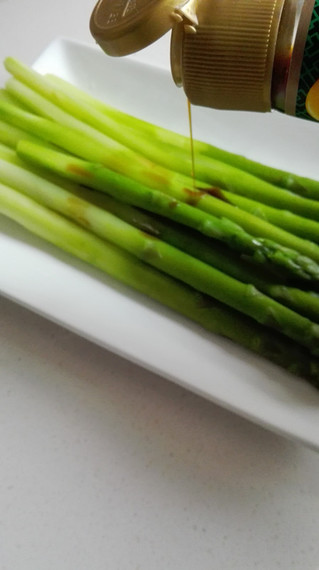 白灼<a href=/shicai/shucai/LuSun/index.html target=_blank><u>芦笋</u></a>