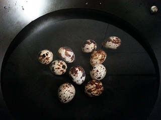 <a href=/shicai/rouqin/AnChun/index.html target=_blank><u>鹌鹑</u></a>蛋<a href=/shicai/guopin/GuiYuan/index.html target=_blank><u>桂圆</u></a><a href=/shicai/shucai/YinEr/index.html target=_blank><u>银耳</u></a>羹