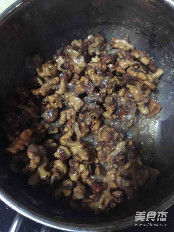 <a href=/shicai/diaoweipin/FengMi/index.html target=_blank><u>蜂蜜</u></a>核<a href=/shicai/guopin/Tao/index.html target=_blank><u>桃</u></a>派的做法