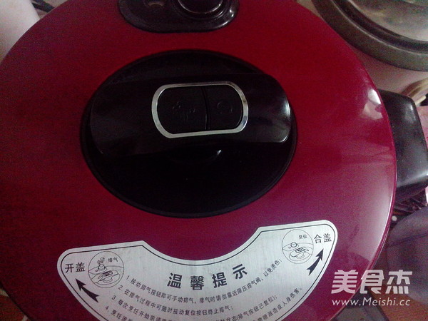 白<a href=/shicai/shucai/LuoBo/index.html target=_blank><u>萝卜</u></a>煲<a href=/shicai/rouqin/YaRou/index.html target=_blank><u>鸭肉</u></a>的做法