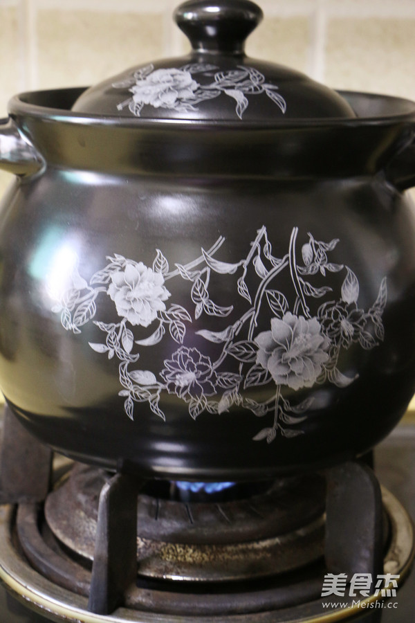 松茸菌<a href=/shicai/rouqin/PaiGu/index.html target=_blank><u>排骨</u></a>汤的做法