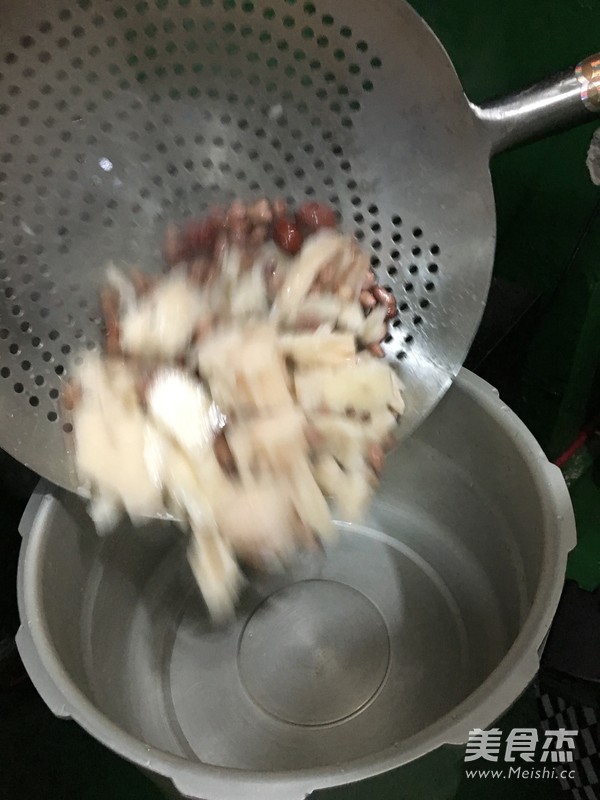 九旺源<a href=/shicai/shucai/LianOu/index.html target=_blank><u>莲<a href=/shicai/shucai/Ou/index.html target=_blank><u>藕</u></a></u></a><a href=/shicai/rouqin/PaiGu/index.html target=_blank><u>排骨</u></a>汤的做法