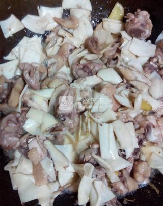 <a href=/shicai/rouqin/ZhengJi/index.html target=_blank><u>鸡肉</u></a>炒<a href=/shicai/shucai/JiTuiGu/index.html target=_blank><u><a href=/shicai/rouqin/JiTui/index.html target=_blank><u>鸡腿</u></a>菇</u></a>