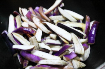 <a href=/shicai/shucai/QieZi/index.html target=_blank><u>茄子</u></a>炒<a href=/shicai/shucai/JiangDou/index.html target=_blank><u>豇豆</u></a>步骤2