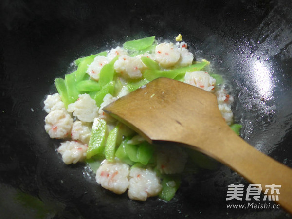 <a href=/shicai/shucai/WoSun/index.html target=_blank><u>莴笋</u></a>虾味球炒<a href=/shicai/rouqin/JiDan/index.html target=_blank><u>鸡蛋</u></a>的做法