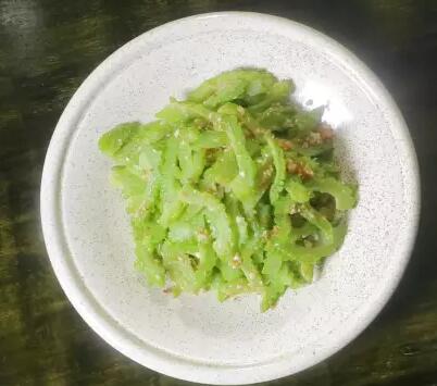 凉拌菜蒜蓉拌<a href=/shicai/shucai/KuGua/index.html target=_blank><u>苦瓜</u></a>怎么做?