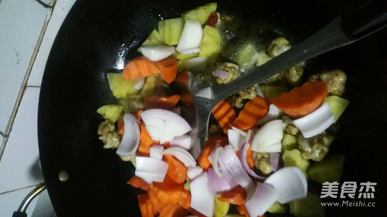 咖喱<a href=/shicai/rouqin/ZhengJi/index.html target=_blank><u>鸡肉</u></a>饭的做法