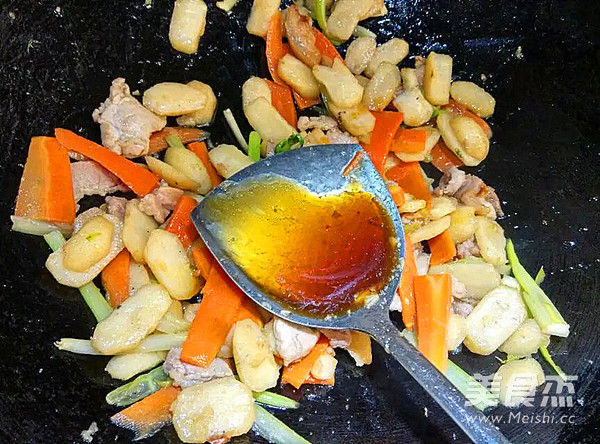 <a href=/shicai/shucai/HuLuoBo/index.html target=_blank><u>胡<a href=/shicai/shucai/LuoBo/index.html target=_blank><u>萝卜</u></a></u></a>马蹄炒肉的做法