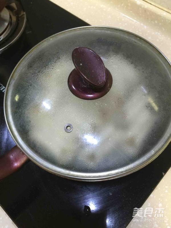 <a href=/shicai/rouqin/ZhuRou/index.html target=_blank><u>猪肉</u></a>锅贴的做法