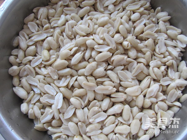 凉拌<a href=/shicai/guopin/HuaSheng/index.html target=_blank><u>花生</u></a>的做法