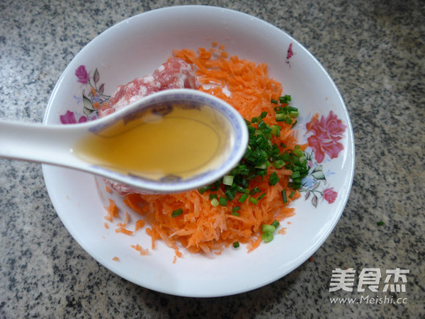 <a href=/shicai/shucai/HuLuoBo/index.html target=_blank><u>胡<a href=/shicai/shucai/LuoBo/index.html target=_blank><u>萝卜</u></a></u></a>肉末馅春卷的做法