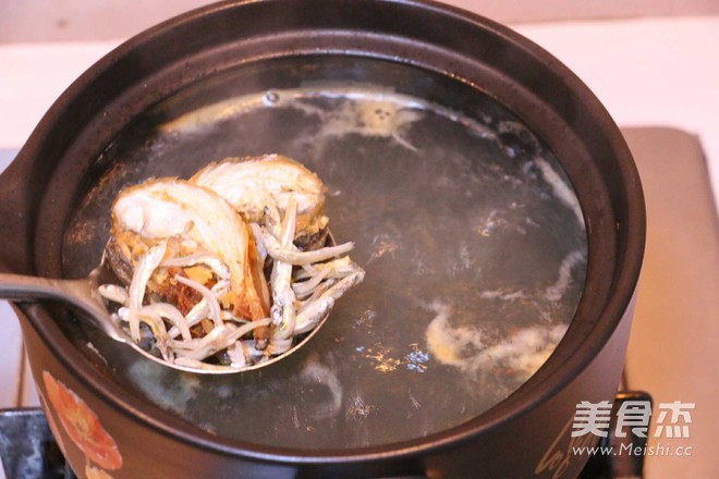 <a href=/shicai/shucai/HuangDouYa/index.html target=_blank><u><a href=/shicai/mimian/HuangDou/index.html target=_blank><u>黄豆</u></a>芽</u></a>明太鱼汤的做法