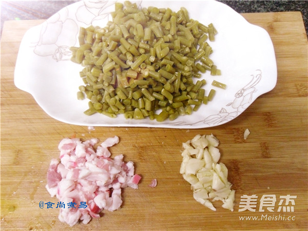 酸<a href=/shicai/shucai/DouJiao/index.html target=_blank><u>豆角</u></a>炒肉的做法