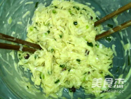 葱香<a href=/shicai/shucai/TuDou/index.html target=_blank><u>土豆</u></a>丝饼的做法
