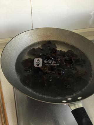 凉拌<a href=/shicai/shucai/MuEr/index.html target=_blank><u>木耳</u></a>