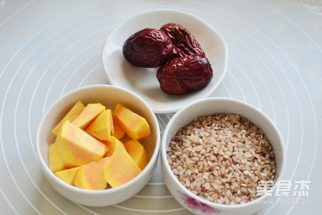 红<a href=/shicai/guopin/Zao/index.html target=_blank><u>枣</u></a><a href=/shicai/shucai/DiGua/index.html target=_blank><u>地瓜</u></a><a href=/shicai/mimian/GengMi/index.html target=_blank><u>粳米</u></a>粥的做法