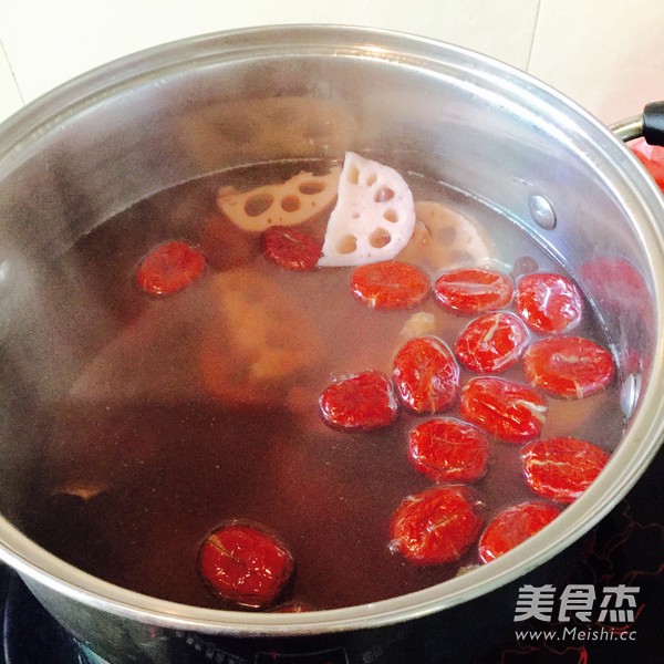 <a href=/shicai/shucai/LianOu/index.html target=_blank><u>莲<a href=/shicai/shucai/Ou/index.html target=_blank><u>藕</u></a></u></a>汤的做法