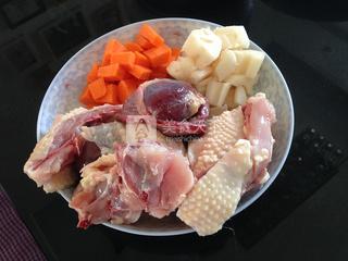 <a href=/shicai/shucai/LianOu/index.html target=_blank><u>莲<a href=/shicai/shucai/Ou/index.html target=_blank><u>藕</u></a></u></a><a href=/shicai/shucai/HuLuoBo/index.html target=_blank><u>胡<a href=/shicai/shucai/LuoBo/index.html target=_blank><u>萝卜</u></a></u></a>鸡汤