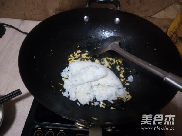 <a href=/shicai/shuichanpin/ZiCai/index.html target=_blank><u>紫菜</u></a>蛋炒饭的做法