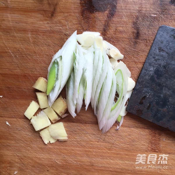 <a href=/shicai/shuichanpin/YouYu/index.html target=_blank><u>鱿鱼</u></a>炒面的做法