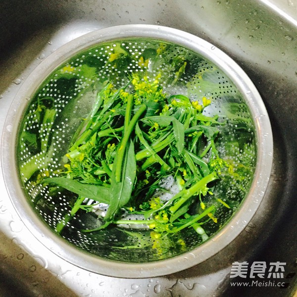 <a href=/shicai/shucai/CaiXin/index.html target=_blank><u>菜心</u></a>炒<a href=/shicai/mimian/HeFen/index.html target=_blank><u>河粉</u></a>的做法