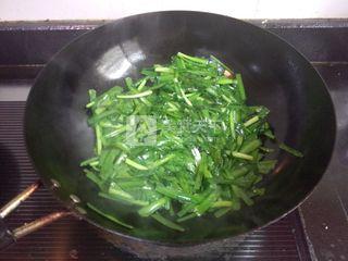 麻辣<a href=/shicai/rouqin/XiangChang/index.html target=_blank><u>香肠</u></a>炒<a href=/shicai/shucai/JiuCai/index.html target=_blank><u>韭菜</u></a>