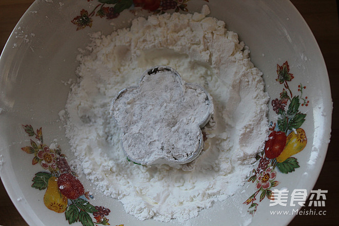 <a href=/shicai/shucai/TuDou/index.html target=_blank><u>土豆</u></a>虾泥饼的做法