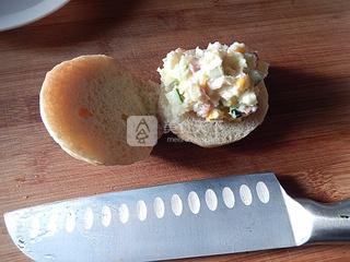 <a href=/shicai/rouqin/PeiGen/index.html target=_blank><u>培根</u></a><a href=/shicai/shucai/TuDou/index.html target=_blank><u>土豆</u></a>沙拉汉堡