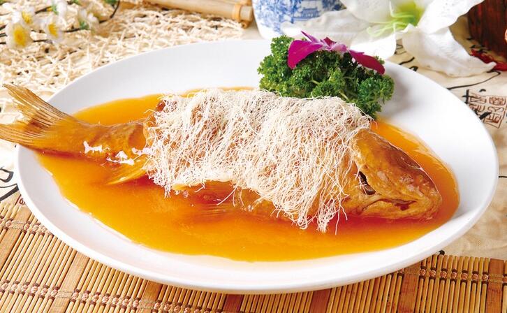 河南名菜<a href=/shicai/shuichanpin/LiYu/index.html target=_blank><u>鲤鱼</u></a>培面怎么做?