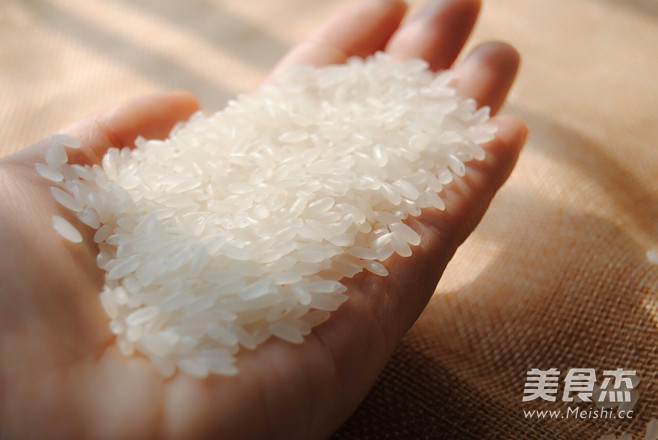 #恒大兴安<a href=/shicai/shucai/MoGu/index.html target=_blank><u>蘑菇</u></a>鸡饭团#的做法