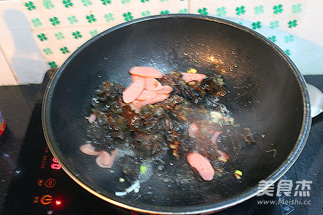 <a href=/shicai/shucai/MuEr/index.html target=_blank><u>木耳</u></a><a href=/shicai/rouqin/XiangChang/index.html target=_blank><u>香肠</u></a>炒<a href=/shicai/rouqin/JiDan/index.html target=_blank><u>鸡蛋</u></a>的做法