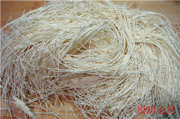 炒龙须<a href=/shicai/mimian/GuaMian/index.html target=_blank><u>挂面</u></a>步骤4