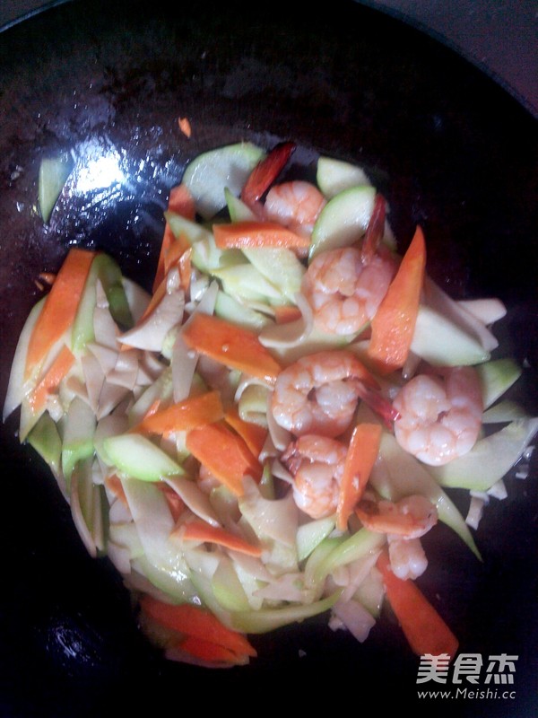 <a href=/shicai/shucai/XiHuLu/index.html target=_blank><u>西葫芦</u></a>炒虾仁的做法