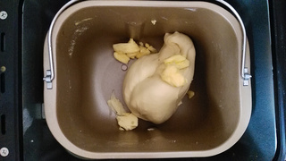 <a href=/shicai/mimian/NiuNai/index.html target=_blank><u>牛奶</u></a><a href=/shicai/guopin/XingRen/index.html target=_blank><u><a href=/shicai/guopin/Xing/index.html target=_blank><u>杏</u></a>仁</u></a>花环<a href=/shicai/mimian/MianBao/index.html target=_blank><u>面包</u></a>