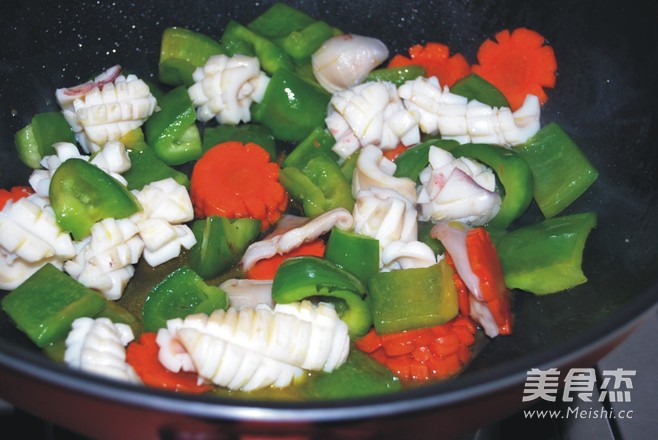 爆炒<a href=/shicai/shucai/QingJiao/index.html target=_blank><u>青椒</u></a><a href=/shicai/shuichanpin/YouYu/index.html target=_blank><u>鱿鱼</u></a>卷的做法