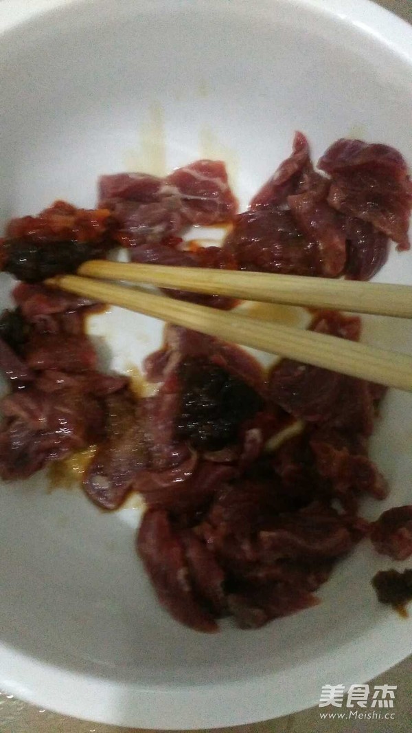 <a href=/shicai/rouqin/NiuRou/index.html target=_blank><u>牛肉</u></a>饭的做法